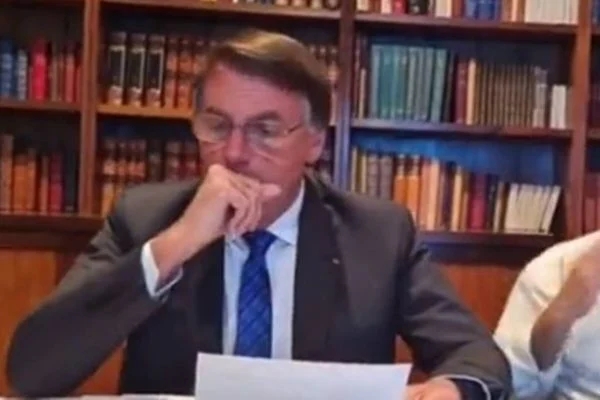 Bolsonaro passou a live tossindo. Ele afirmou que não foi vacinado ainda (Foto: Reprodução/Metrópoles)