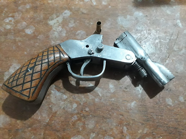 Posteriormente as partes envolvidas e a arma apreendida foram levadas à delegacia de Polícia Civil para serem adotados os procedimentos cabíveis (Foto: Reprodução)