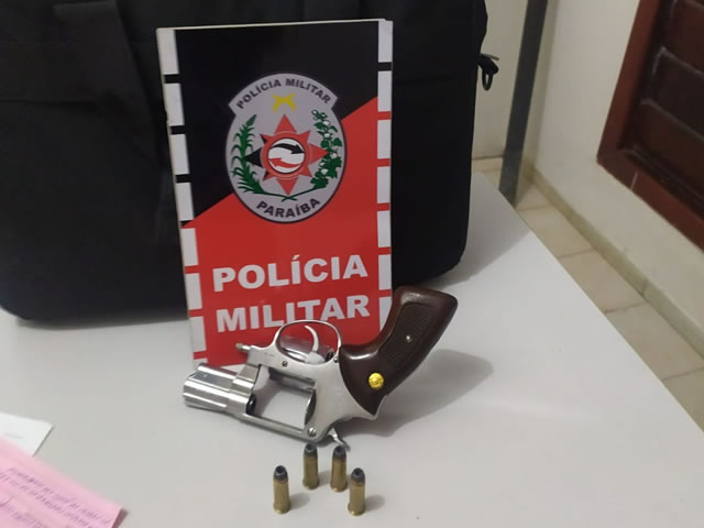 Diante do flagrante, o suspeito e a arma apreendida foram encaminhados à delegacia de Polícia Civil (Foto: Divulgação PMPB)
