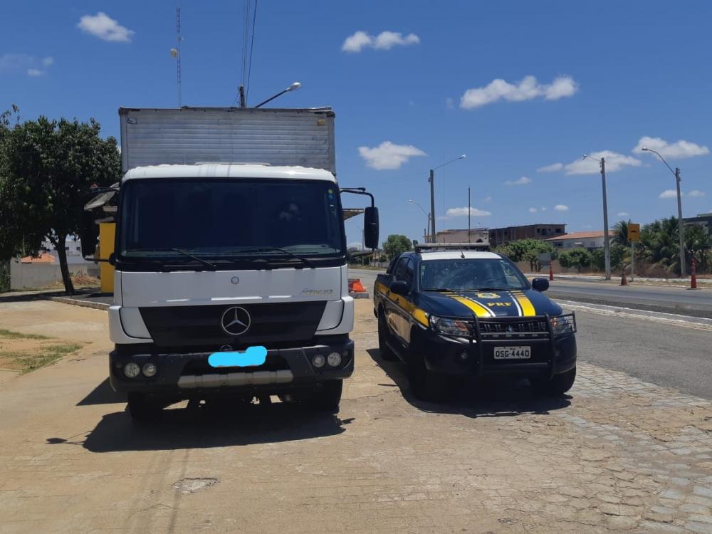Diante dos fatos, o condutor e o veículo apreendido foram conduzidos à delegacia de polícia civil de Pombal para serem apresentados ao delegado de plantão (Foto: Divulgação PRF)