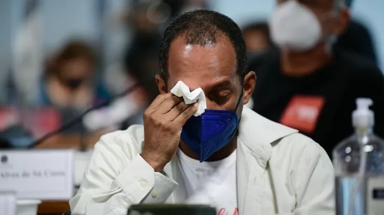 Taxista Marcio Antônio do Nascimento Silva, que perdeu o filho para a covid-19, se emociona durante depoimento (Foto: Pedro França/Agência Senado)