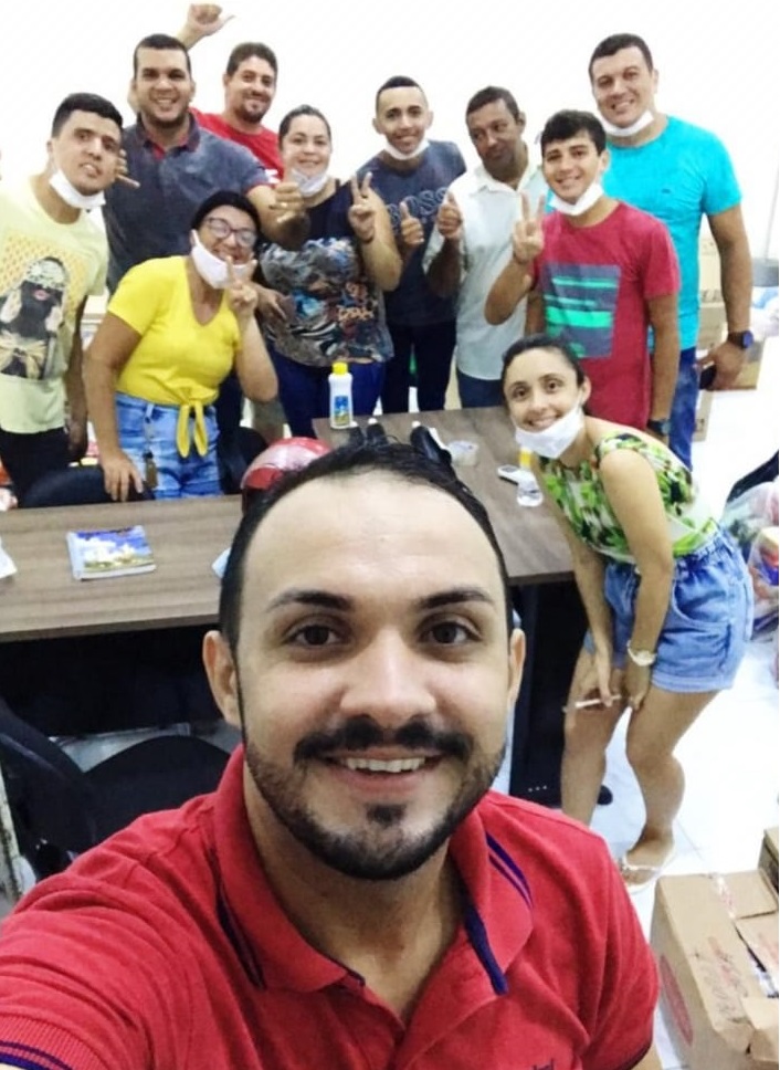Assessores do prefeito Sousa, aparecem em redes sociais em aglomerações. (Foto: Reprodução).