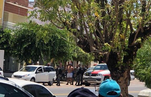 Diante do flagrante, o indivíduo recebeu voz de prisão e foi levado à delegacia de Polícia Civil para serem adotadas as medidas pertinentes ao caso (Foto: Reprodução)