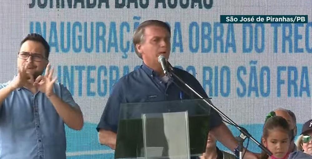 Bolsonaro voltou a afirmar que não se vacinará contra a Covid-19 e atacou Renan Calheiros, em São José de Piranhas (Foto: Divulgação)