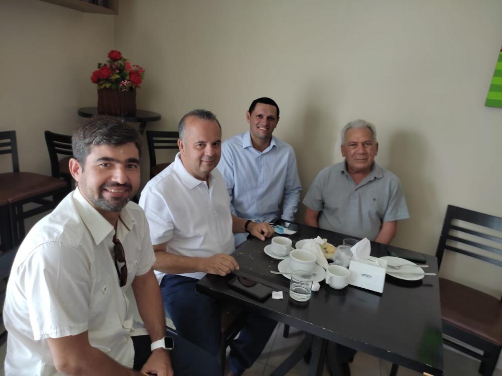 O ministro do Desenvolvimento Regional, Rogério Marinho, o prefeito de Cajazeiras, Zé Aldemir (PP), o vereador Alyson Pipoca (PP) e o presidente do Diretório Municipal do Progressistas (PP) em Sousa, Paulo Marcelo. (Foto: Redes Sociais)