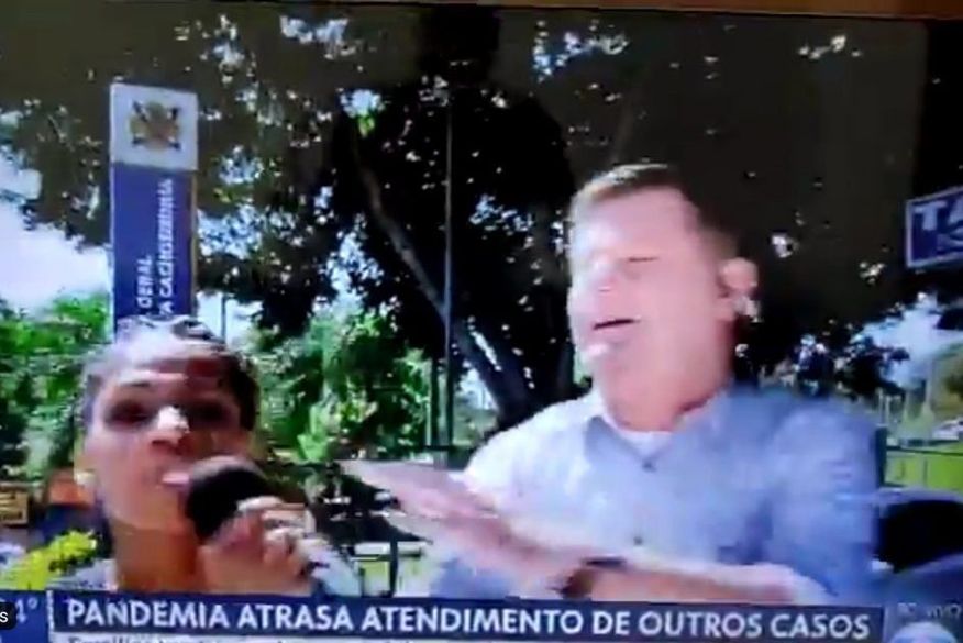 Peters estava ao vivo em frente ao Hospital Geral Vila Nova Cachoeirinha, em São Paulo, quando a mulher tomou o microfone. (Foto: Reprodução/TV Globo).