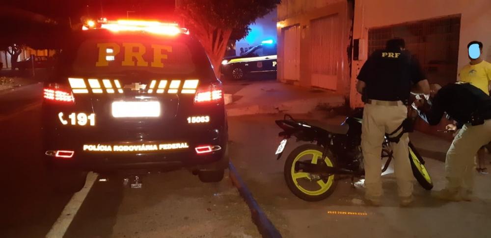 Diante dos fatos, a moto foi apreendida e o condutor encaminhado à delegacia de Polícia Civil para serem adotados os procedimentos cabíveis (Foto: Divulgação PRF)