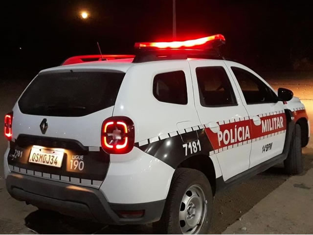 Os indivíduos mantiveram as vítimas trancadas em um dos quartos da casa das 18h às 21h (Foto: Reprodução)