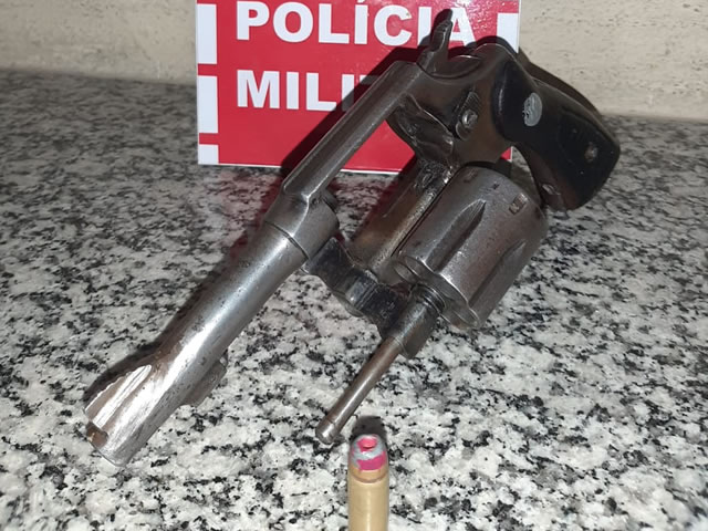 Diante dos fatos, a arma apreendida foi levada à delegacia de Polícia Civil em Patos, para serem realizados os procedimentos (Foto: Divulgação PMPB)