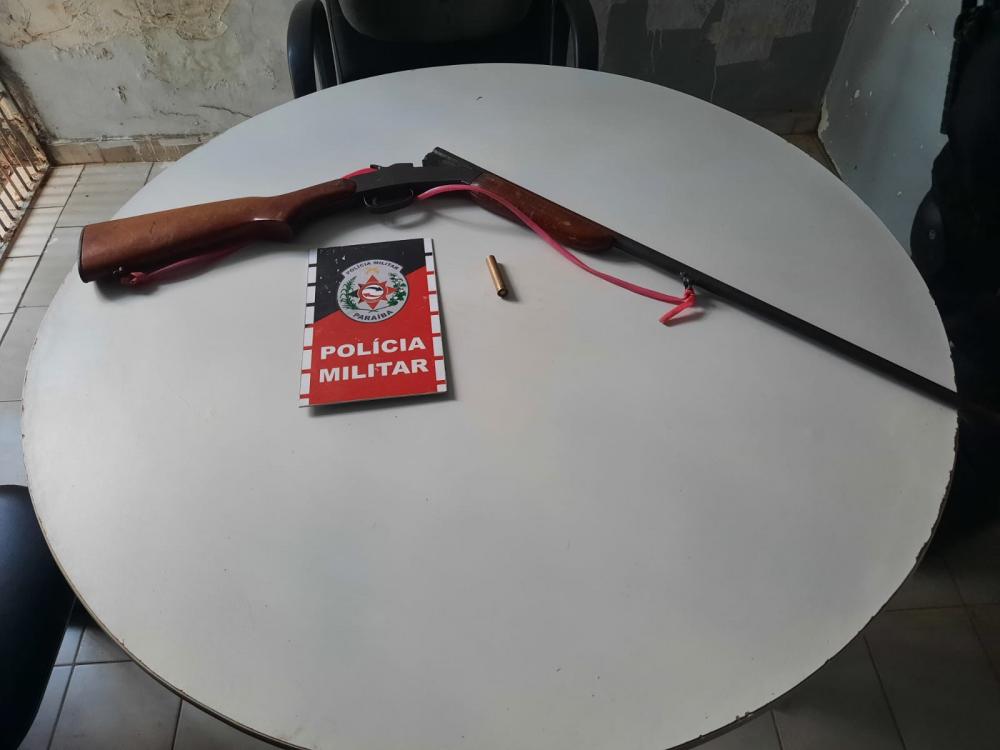 O suspeito recebeu voz de prisão e foi conduzido à delegacia de Polícia Civil com a arma apreendida, para serem realizados os procedimentos que determina a Lei (Foto: Reprodução)