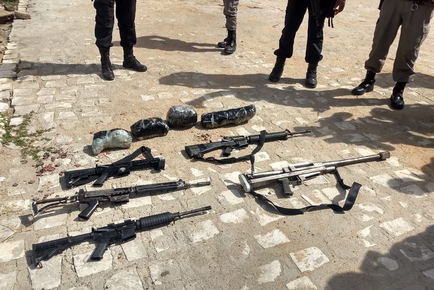 Os suspeitos e todo o arsenal apreendido serão levados para a sede da Polícia Federal, em Patos. (Foto: Divulgação/PMPB).
