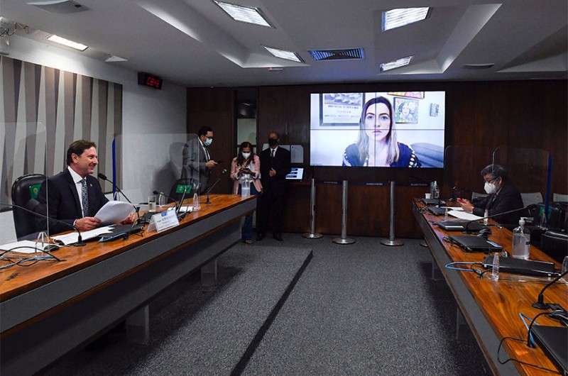 Acir Gurgacz e a relatora da proposta, Soraya Thronicke (no telão), na reunião da CRA nesta quinta - Roque de Sá/Agência Senado