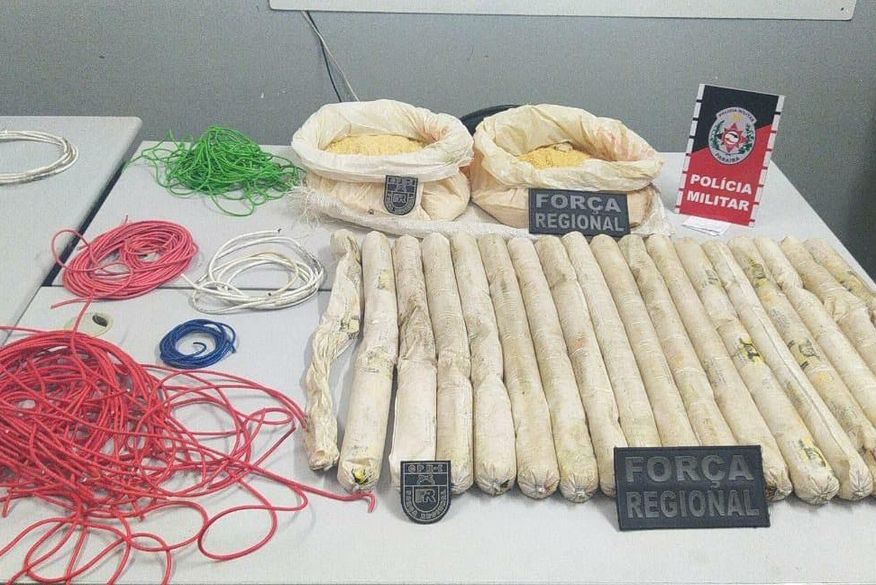 Os artefatos explosivos foram desativados pela equipe do Grupamento de Ações Táticas Especiais (GATE) da Polícia Militar, antes de serem levados para a delegacia. (Foto: Reprodução).