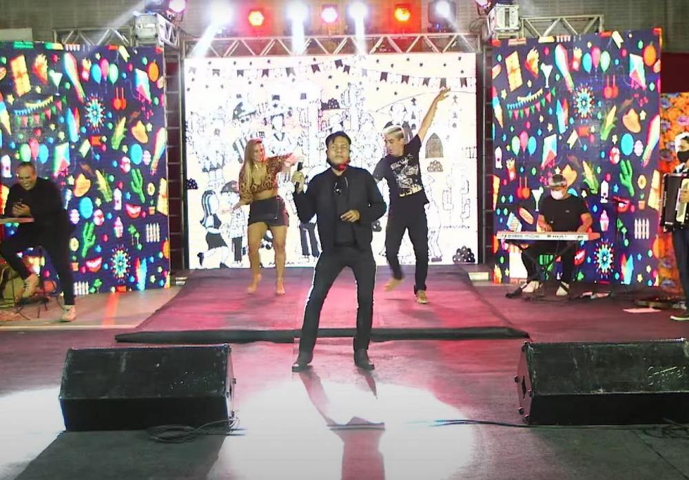 Cantor em live junina com ex-nomes da banda Calcinha Preta (Foto: Reprodução/YouTube)