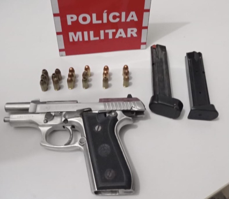 O indivíduo não apresentou o porte da arma, sendo preso e conduzido à delegacia de Polícia Civil (Foto: Reprodução)