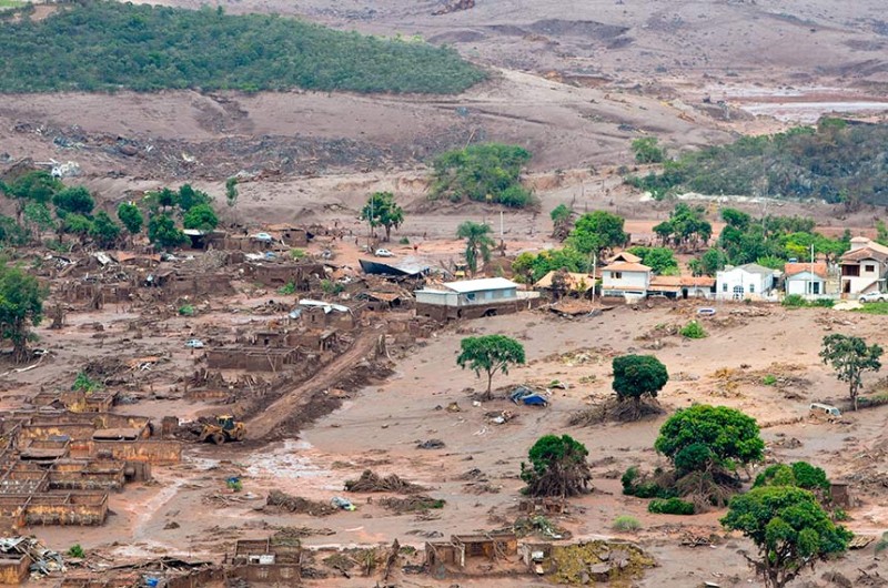 Rompimento da barragem de Mariana foi um dos desastres que apontaram a necessidade de estabelecer garantias às populações atingidas - Antonio Cruz/ABr