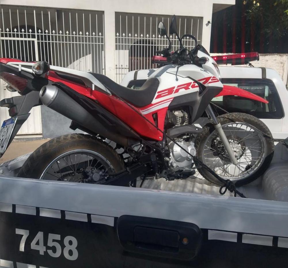 Durante a averiguação, constatou-se que elementos de segurança estavam adulterados, caracterizando um possível clone (Foto: Divulgação PMPB)