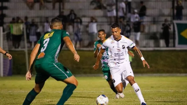 ABC vence o Sousa; Wallyson foi expulso nos acréscimos do primeiro tempo (Foto: Rennê Carvalho/ABC)