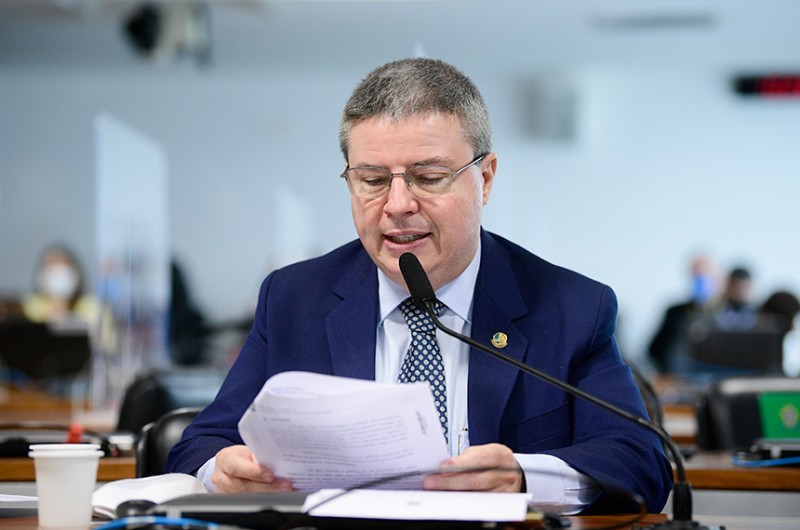Antonio Anastasia apresenta seu relatório sobre o projeto na reunião desta quarta - Pedro França/Agência Senado