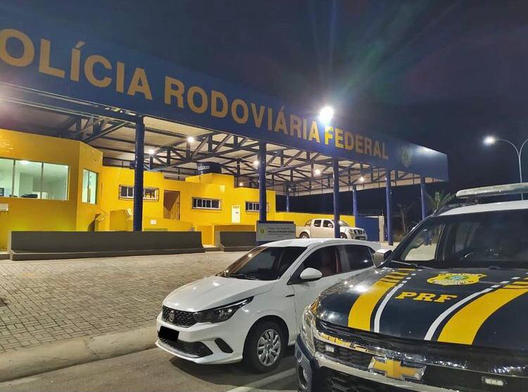 Diante do flagrante, o suspeito recebeu voz de prisão e foi conduzido à delegacia de Polícia Civil para serem adotados os procedimentos que determina a Lei (Foto: Divulgação PRF)