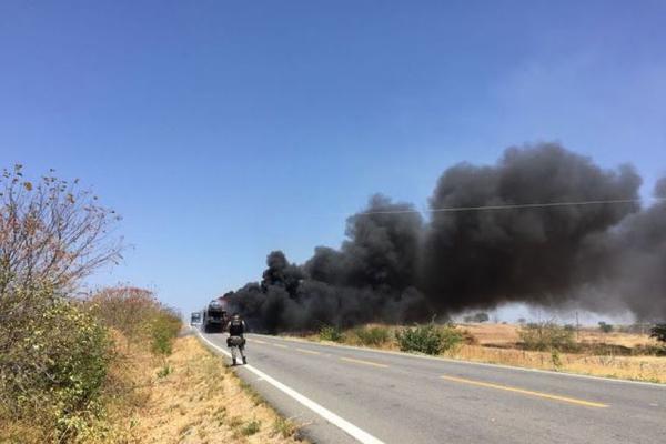 O Corpo de Bombeiros foi acionado para conter as chamas e a Polícia Militar isolou a área para evitar acidentes.​ (Foto: Reprodução/Angelo Lima).