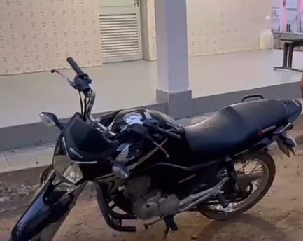 A motocicleta foi rebocada à delegacia de Polícia Civil e após serem realizados os procedimentos cabíveis foi devolvida ao proprietário legítimo (Foto: Reprodução João Alencar)