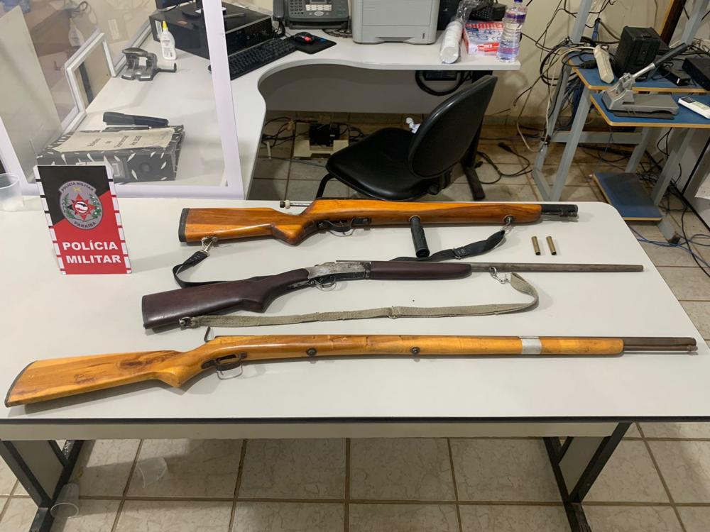 Quando a guarnição abriu o saco, encontrou três armas de fogo dentro, sendo duas de fabricação artesanal (Foto: Divulgação PMPB)