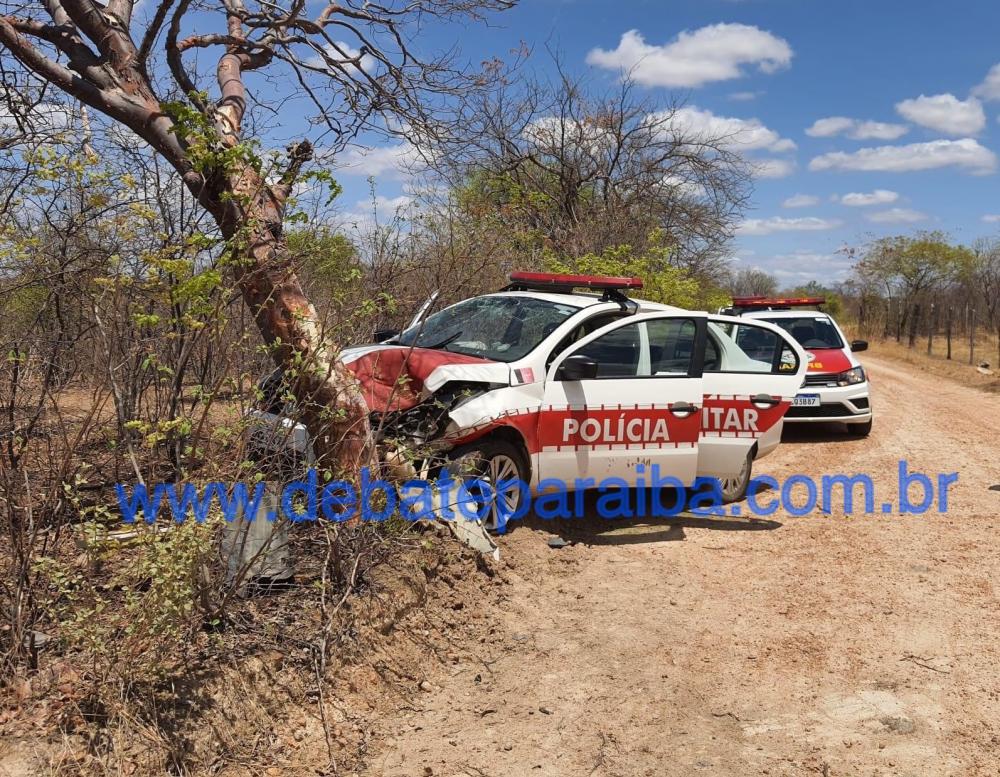 Viatura da Polícia Militar colide com árvore durante perseguição na zona rural de Santa Cruz