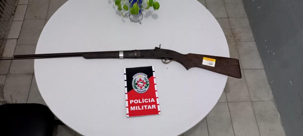 Diante do flagrante, após receber alta médica o indivíduo foi conduzido à delegacia de Polícia Civil com a arma apreendida (Foto: Divulgação PMPB)
