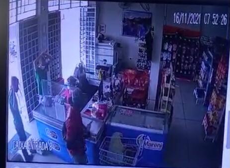 Vídeo: Bandidagem não da trégua e pratica mais um roubo a mão armada em supermercado na cidade de Sousa