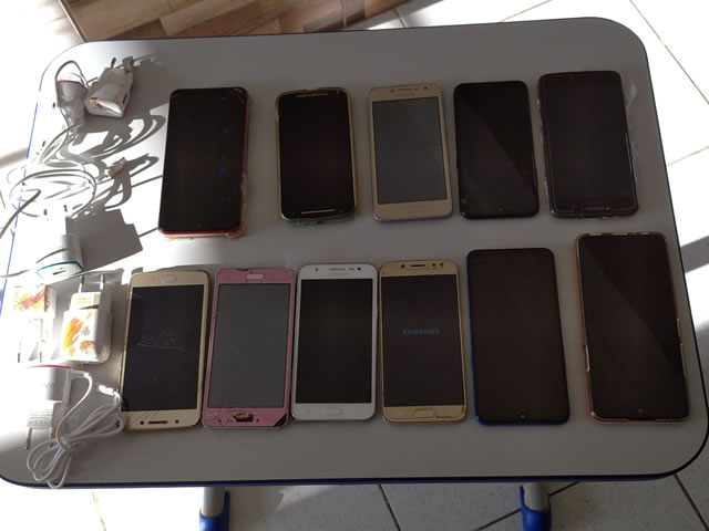 Ao ser feita uma averiguação no pacote, foi constatado que continha cerca de 11 aparelhos celulares e 6 carregadores (Foto: Reprodução)