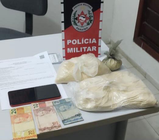 Diante do flagrante, Francisco Vieira e os outros dois homens que estavam em sua companhia foram presos e conduzidos à delegacia de Polícia Civil (Foto: Divulgação PMPB)