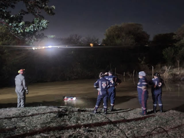 De acordo com informações do bombeiros militares, novas buscas iriam ter início nas primeiras horas da manhã de hoje para ver se tinha alguma pessoal nas águas (Foto: Reprodução)