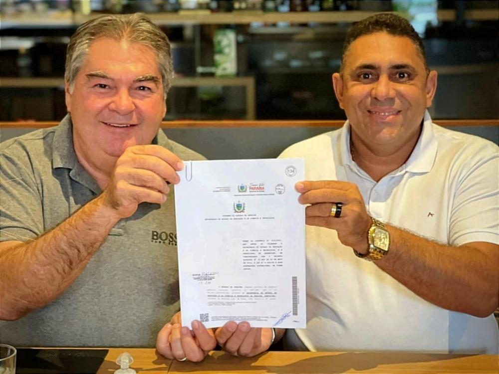 Lindolfo Pires e João Neto assinam convênio para construção de escola em Aparecida (Foto: Divulgação/Redes Sociais)