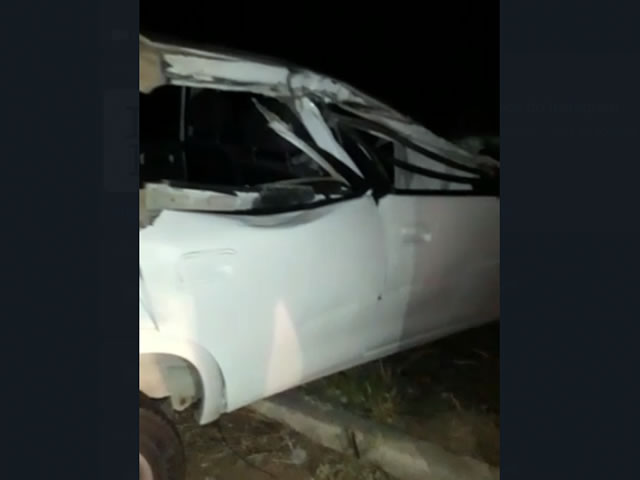 Com a força do impacto, o automóvel ficou quase que totalmente danificado, vindo a achatar todo o teto (Foto: Reprodução)