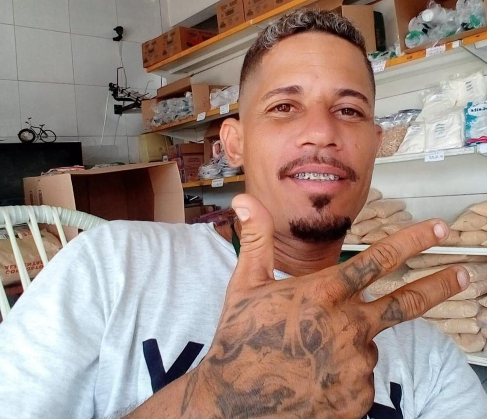 Após ser capturado, os indivíduos e a arma apreendida foram levados à Central de Polícia Civil da capital para serem adotados os procedimentos que determina a Lei (Foto: Reprodução)
