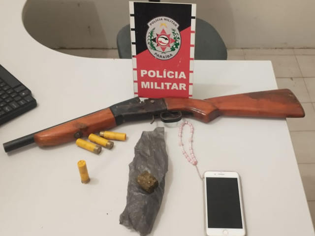 O material apreendido e a moto recuperada foram levados à delegacia de Polícia Civil para serem adotados os procedimentos cabíveis (Foto: Divulgação PMPB)