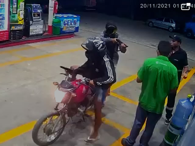 A moto foi levada à Central de Polícia Civil para serem adotados os procedimentos necessários, já os suspeitos continuam foragidos (Foto: Reprodução)