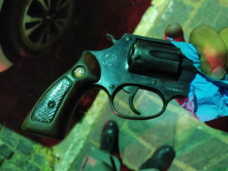 Após intensa troca de tiros, carro tomado por assalto é recuperado e arma é apreendida pela Polícia Militar em Sousa
