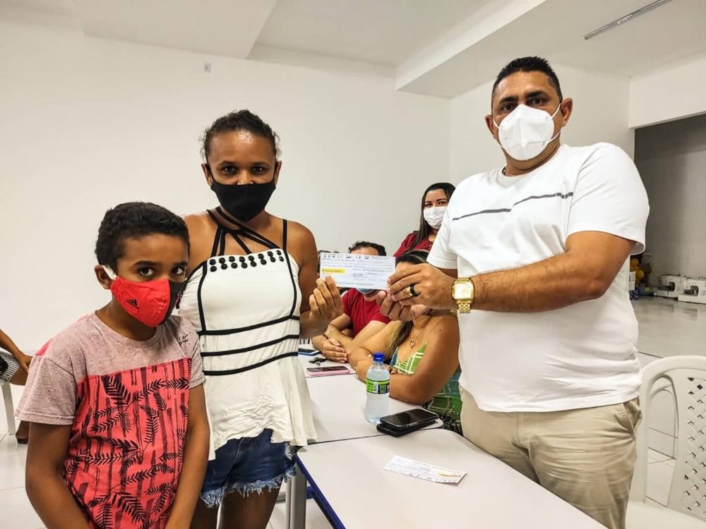 João Neto entrega parcela para moradores em situação de vulnerabilidade de Aparecida (Foto: Divulgação)