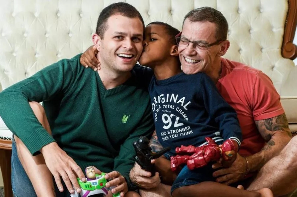 Senador Fabiano Contarato com o marido e um dos filhos — Foto: Gabriel Lordello