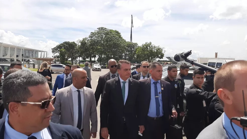 O presidente Jair Bolsonaro foi a pé do Palácio do Planalto até o Congresso — Foto: Guilherme Mazui/g1