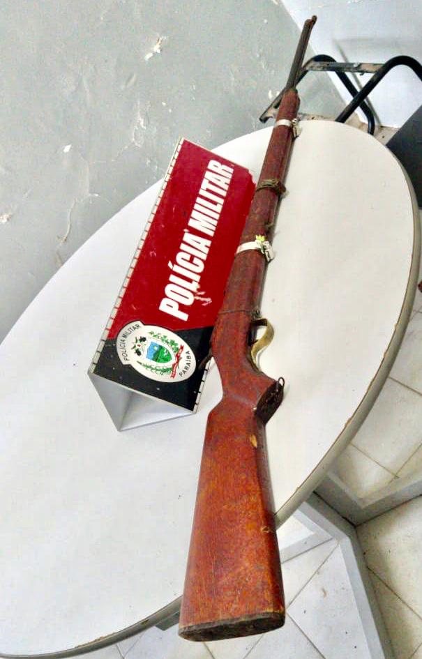 PM apreende arma de fogo em Sousa. (Foto: Da assessoria).