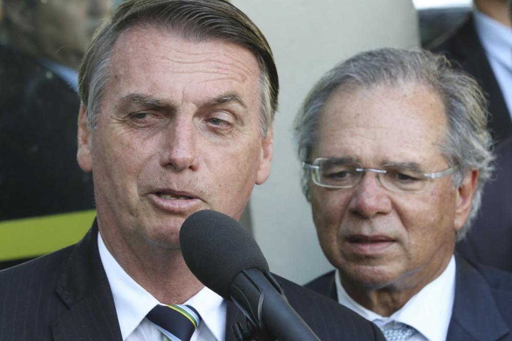 Bolsonaro assina MP que altera regras de licitações. (Foto: Reprodução).
