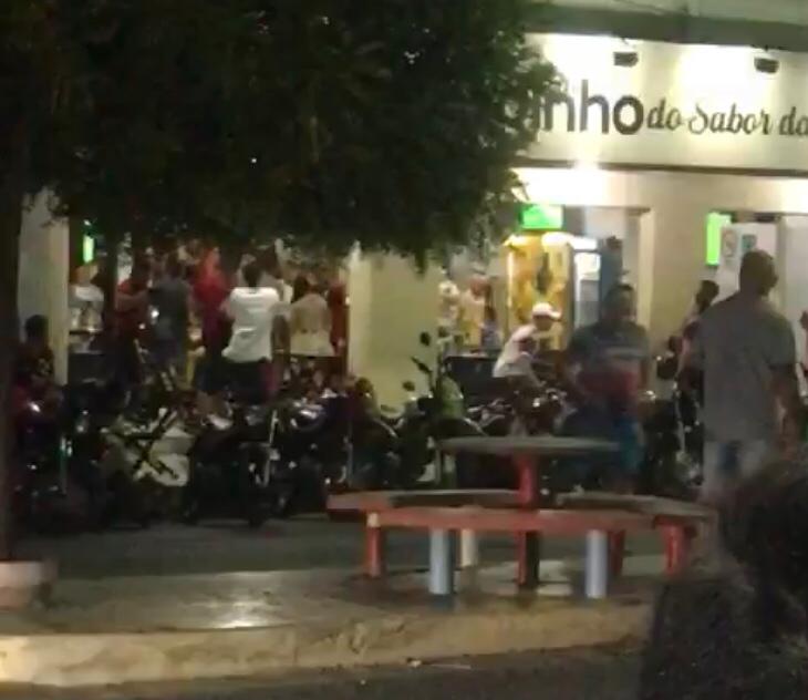 Vídeo: Pancadaria entre torcedores do Flamengo e Palmeiras é registrada em churrascaria no centro de Sousa após o término de jogo