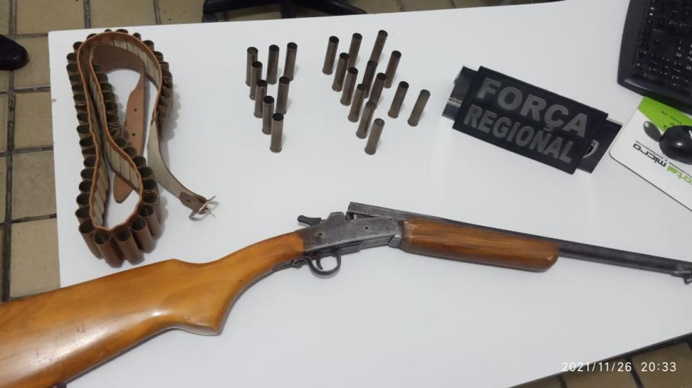 O indivíduo foi preso e conduzido à delegacia de Polícia Civil de São Bento com a arma apreendida, para serem realizados os procedimentos que necessita o caso (Foto: Divulgação PMPB)