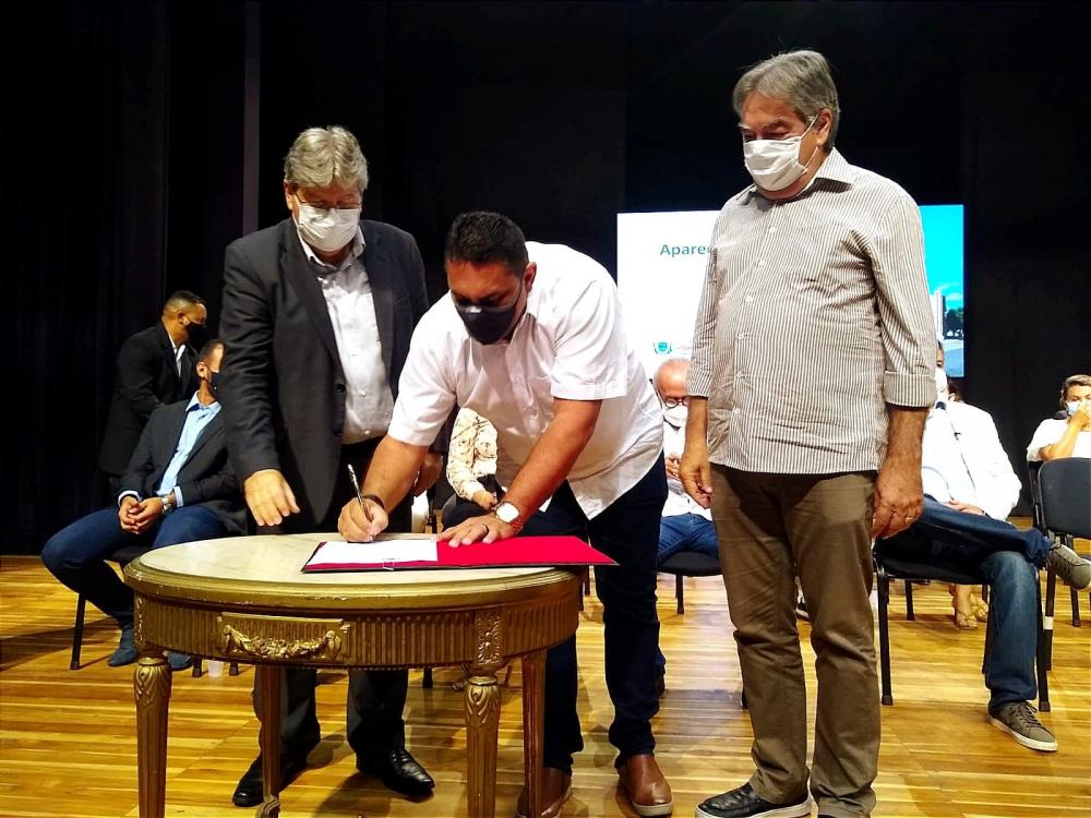 O prefeito de Aparecida assina convênio para construção de creche na cidade (Foto: Divulgação)