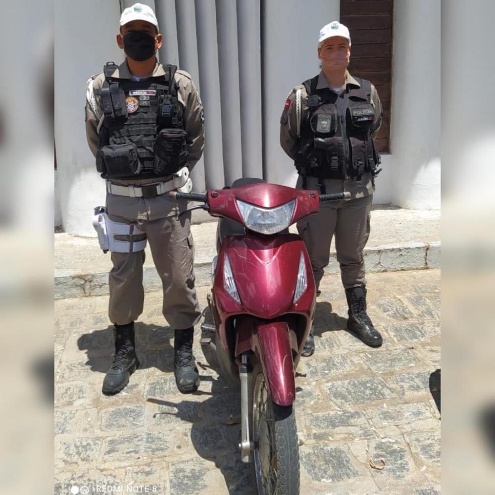 O suspeito foi detido e conduzido à delegacia de Polícia Civil juntamente com a moto recuperada (Foto: Reprodução)