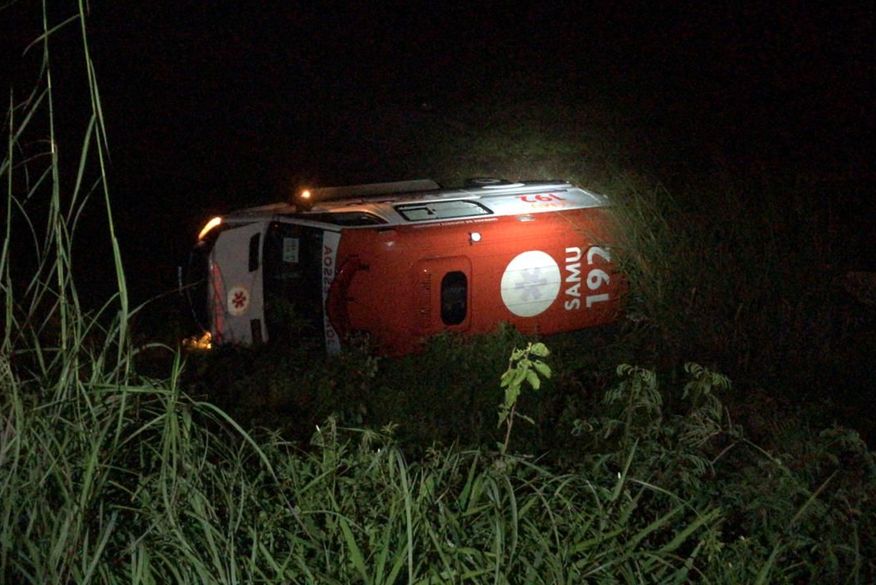 Ambulância capotou na BR-230 (Foto: Reprodução).