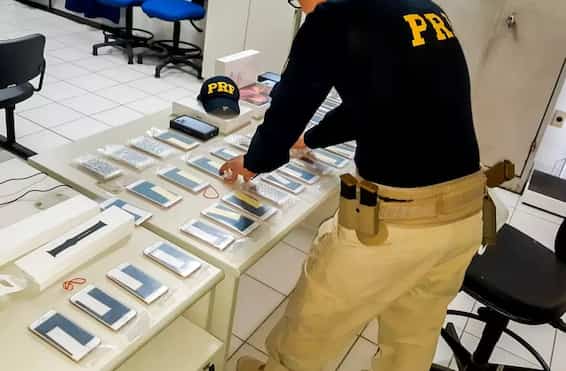 O homem foi preso, encaminhado para a Delegacia junto com o material apreendido e responderá pelo crime de descaminho (Foto: Divulgação PRF)